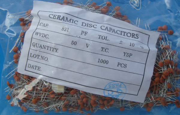 821PF DIP Ceramic Capacitors NPO